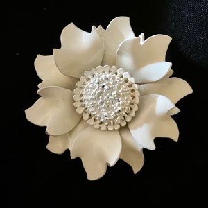 White vintage plastic brooch 🌸